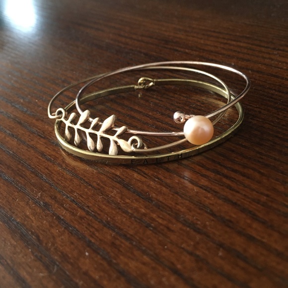 Jewelry - Gold Bangle Bundle